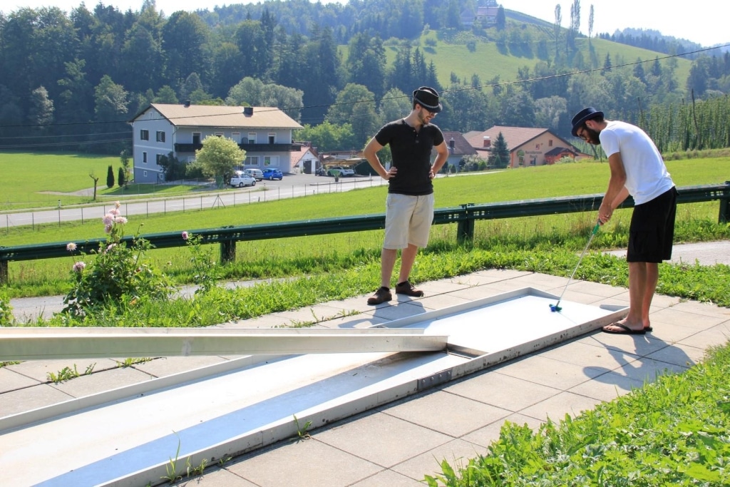 Zwei Männer beim Minigolfspielen