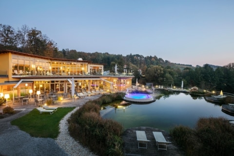 Außenansicht der Heiltherme Bad Radkersburg in der Dämmerung