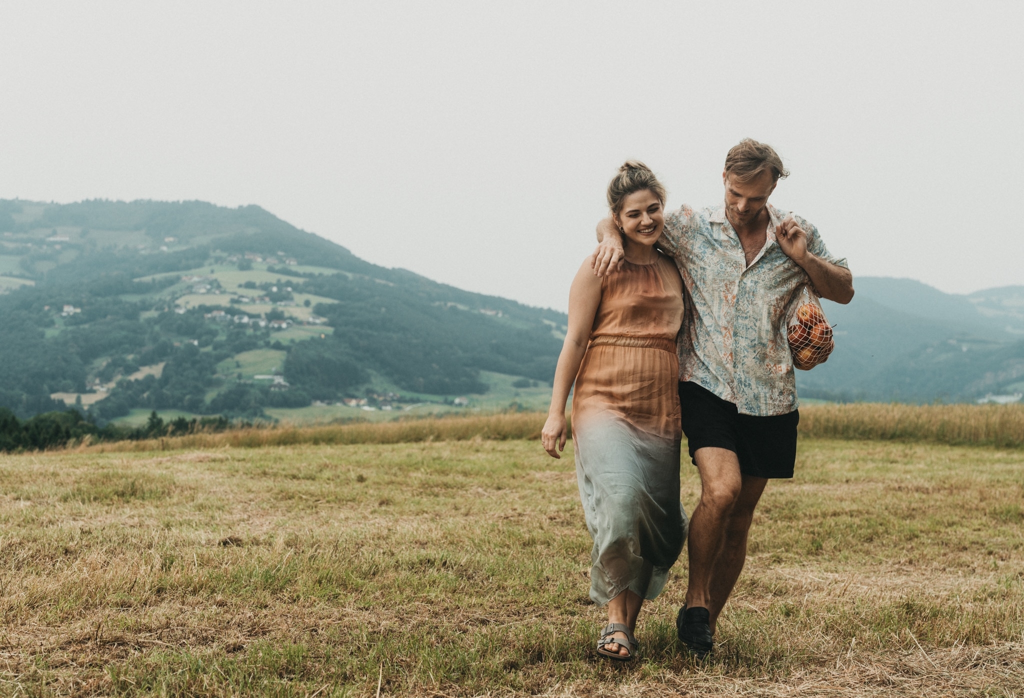 Pärchen spaziert im Herbst auf der Alm